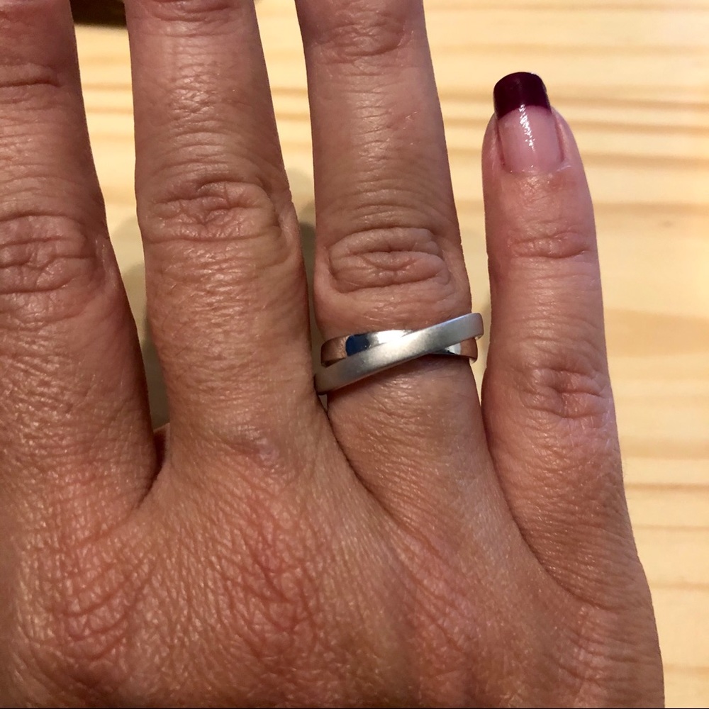 Sterling silver crossover ring satin band datail